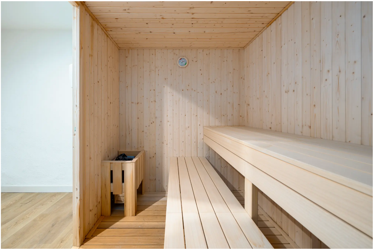 Es uno de los pocos complejos de obra nueva en Sierra Nevada. Un refugo único, donde la nieve teje experiencias inolvidables