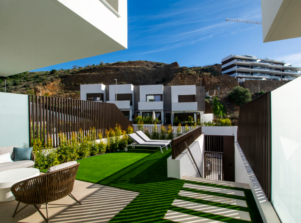Residencias con terrazas expansivas y vistas panorámicas al mar en Rincón de la Victoria, Málaga