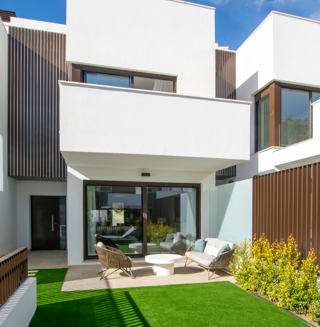 Residencias con terrazas expansivas y vistas panorámicas al mar en Rincón de la Victoria, Málaga