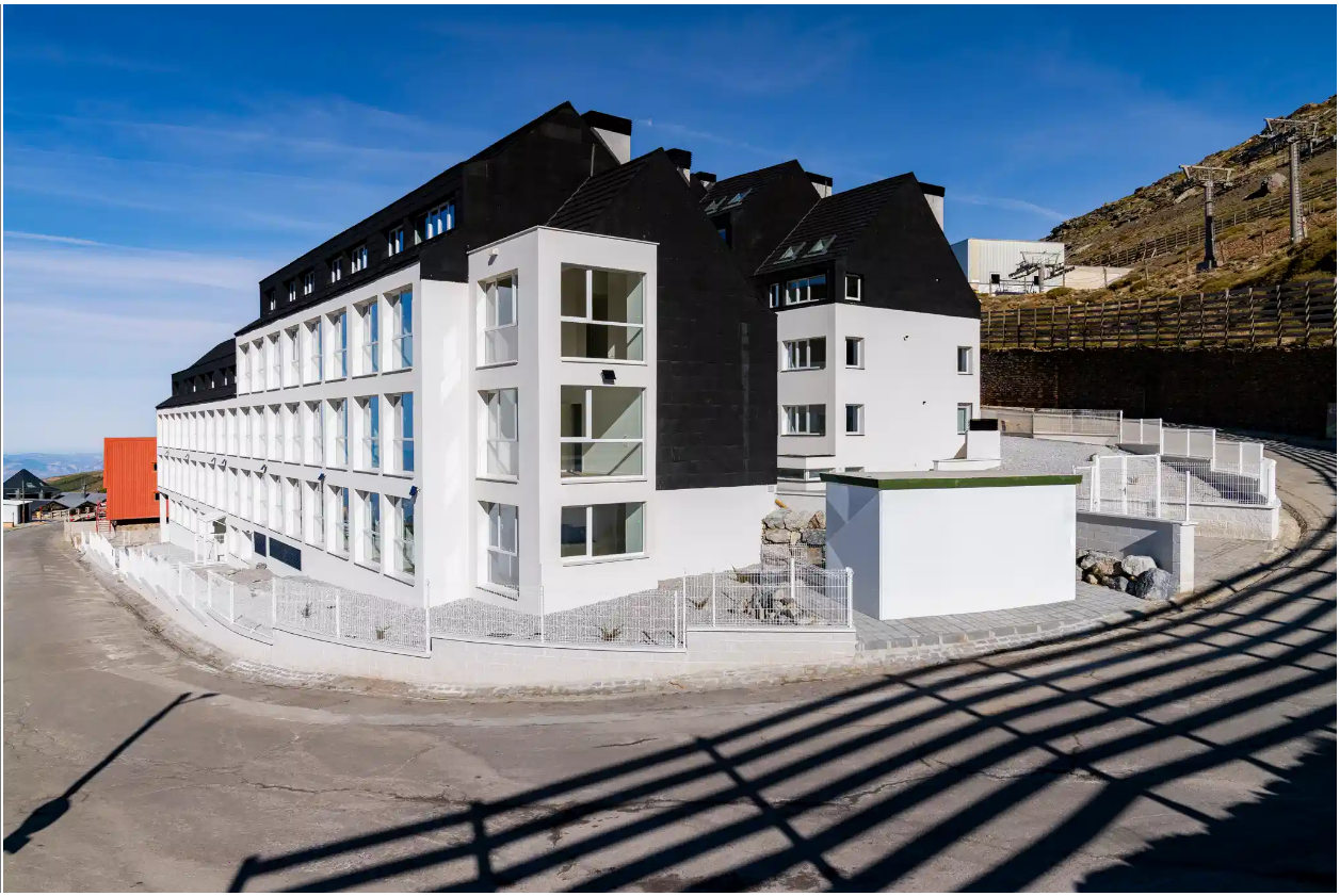 Es uno de los pocos complejos de obra nueva en Sierra Nevada. Un refugo único, donde la nieve teje experiencias inolvidables