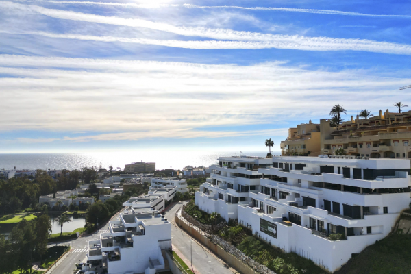 Impresionantes vistas al mar en un entorno vibrante – La...