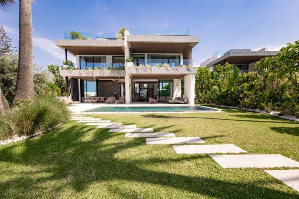 Exclusiva villa de lujo en primera línea de playa en Cor...