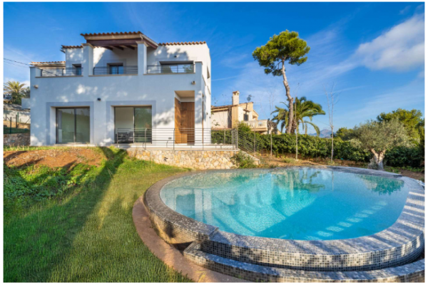 Villa de obra nueva con piscina y jardín en Port Adriano...